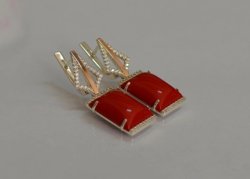 Срібні сережки з червоним кабашоном