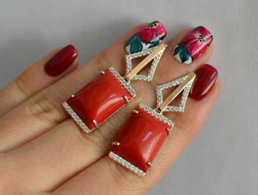 Срібні сережки з червоним кабашоном