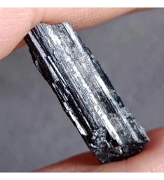Натуральный турмалин черного цвета (шерл) без огранки 25*8мм