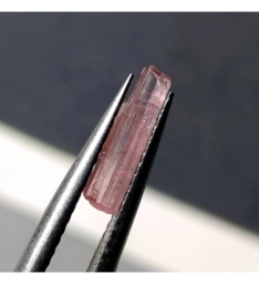 Необработанный розовый Турмалин без огранки 11.5*3мм